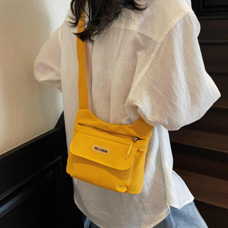 A niche design, simple and individual solid-color mini fabric bag for women, a new ins style, high appearance level, casual and versatile crossbody bag full figure
