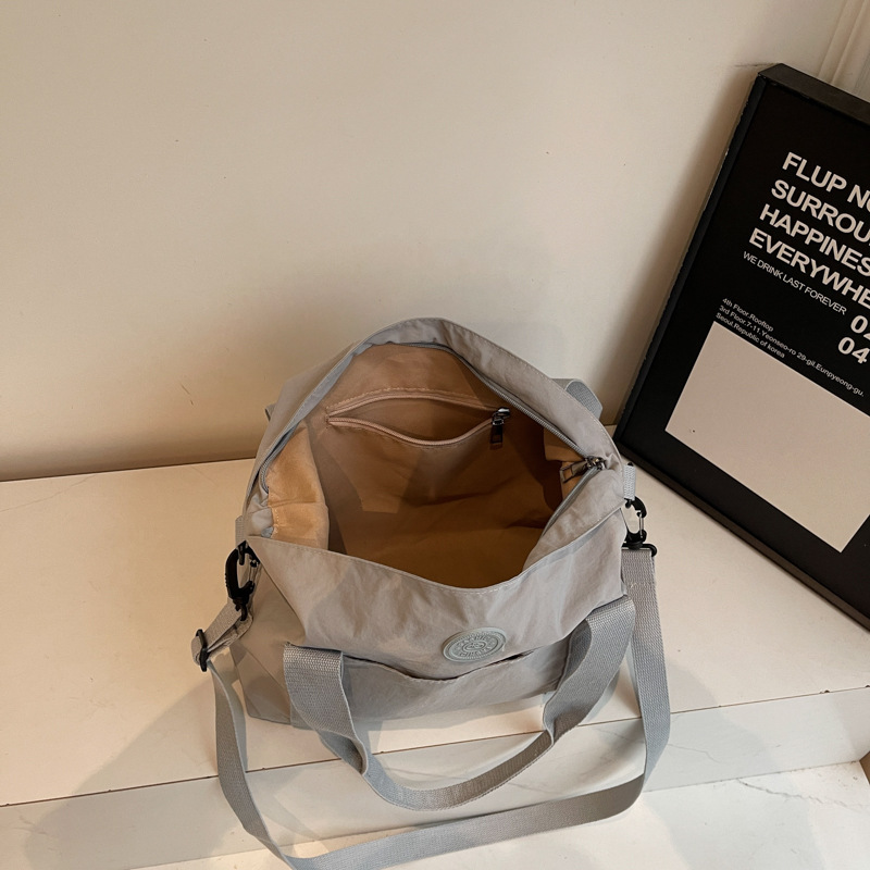 Large-capacity bag for ladies, 2025 new style fashionable handbag, versatile single-shoulder crossbody bag, simple and casual tote bag Application Scenario