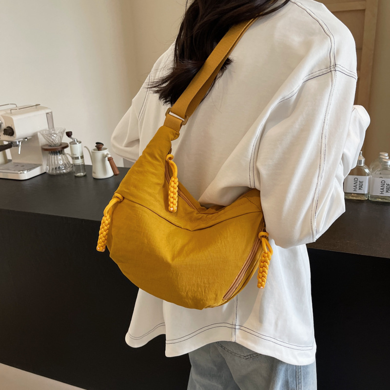 Large-capacity commuting crossbody canvas bag for women, Spring 2025 new style, casual and versatile, student dumpling bag details Picture