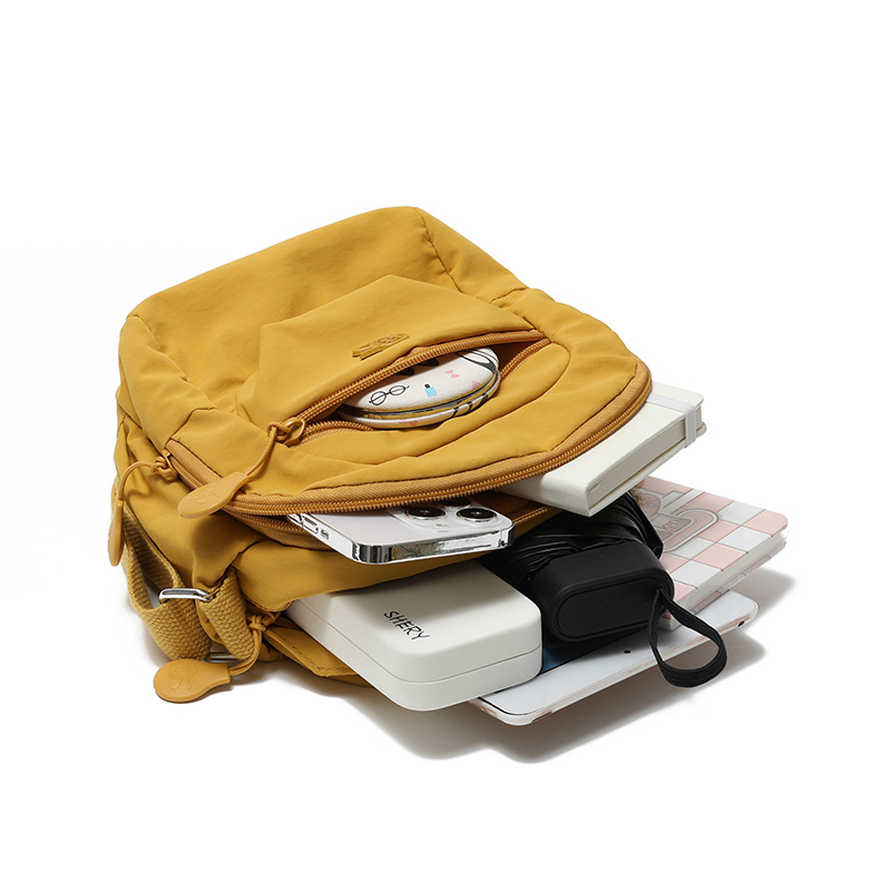 A niche design, simple and individual solid-color mini crossbody bag for women, a new ins style, high appearance level, casual and versatile crossbody bag Application Scenario