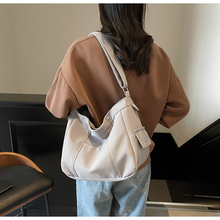 A new Japanese large-capacity, high-quality crossbody bag, a casual and niche single-shoulder bag, and a simple and versatile student single-shoulder bag for 2025 full figure