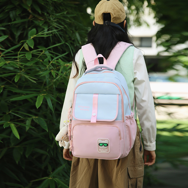 A new high-appearance-level Korean ins fresh and sweet color-blocking backpack, a lightweight and large-capacity backpack for junior and senior high school students full figure