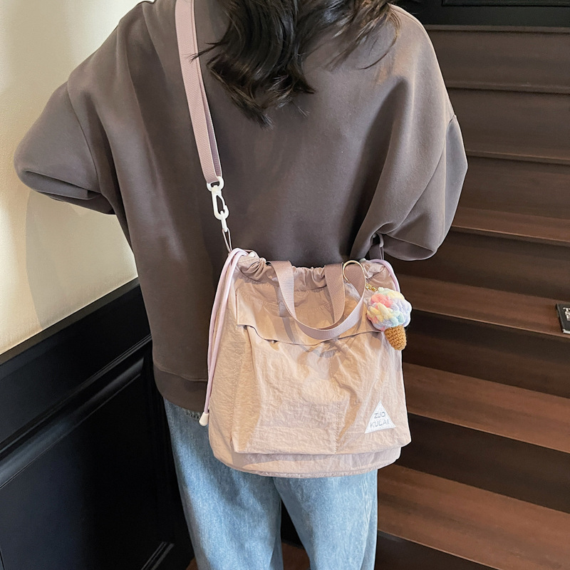 A new large-capacity drawstring bucket bag, a Korean-style solid color casual multi-purpose handbag, a simple and versatile crossbody bag for women full figure