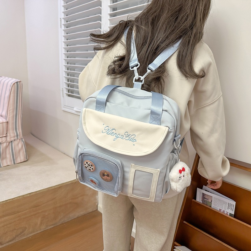 A cute Japanese girl with a small appetite, smudges a transparent pain bag. A student with a high level of appearance has a single-shoulder crossbody bag and a backpack for class details Picture