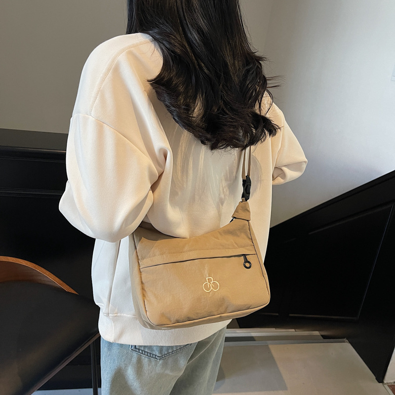 Casual, light and artistic Japanese-style single-shoulder bag, fashionable and Instagram-trendy Korean-style versatile small bag, commuting crossbody bag details Picture