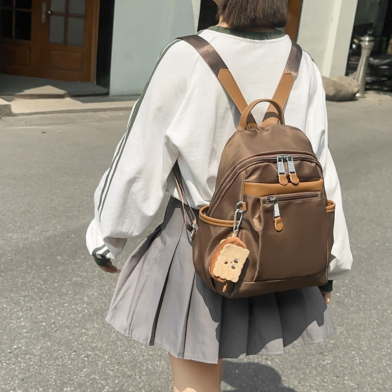 New summer travel simple, fashionable and versatile backpack, lightweight and niche college student schoolbag, commuting and casual backpack full figure