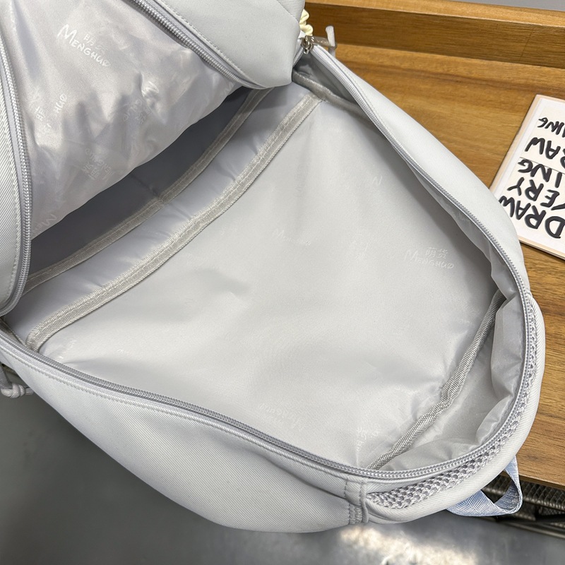 The new schoolbag is a large-capacity, lightweight backpack for junior and senior high school students with a Korean ins school style, contrasting colors and high appearance standards Application Scenario