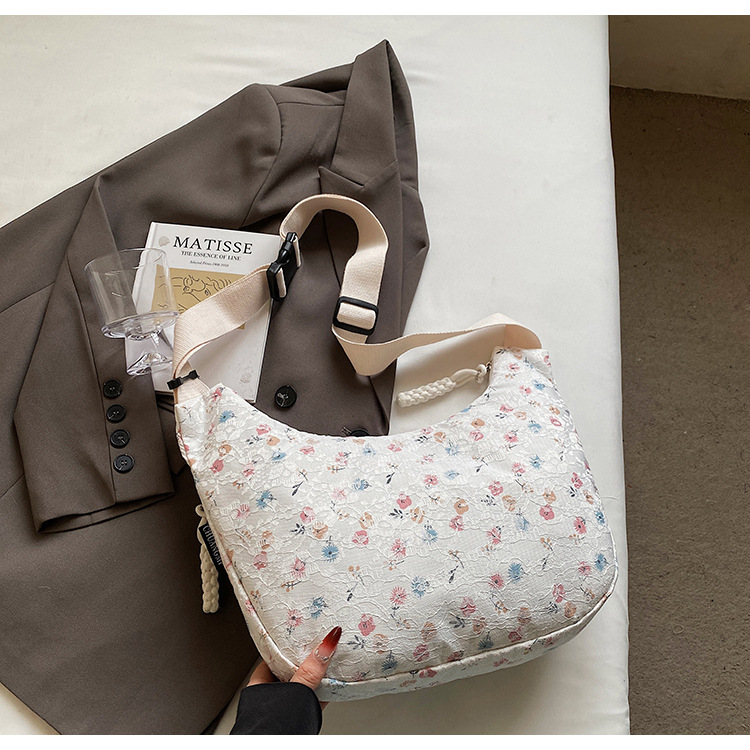 Spring/Summer 2025 new niche bags, new fashionable and versatile crossbody bags, tote hand-held tote bags, single-shoulder bags Application Scenario