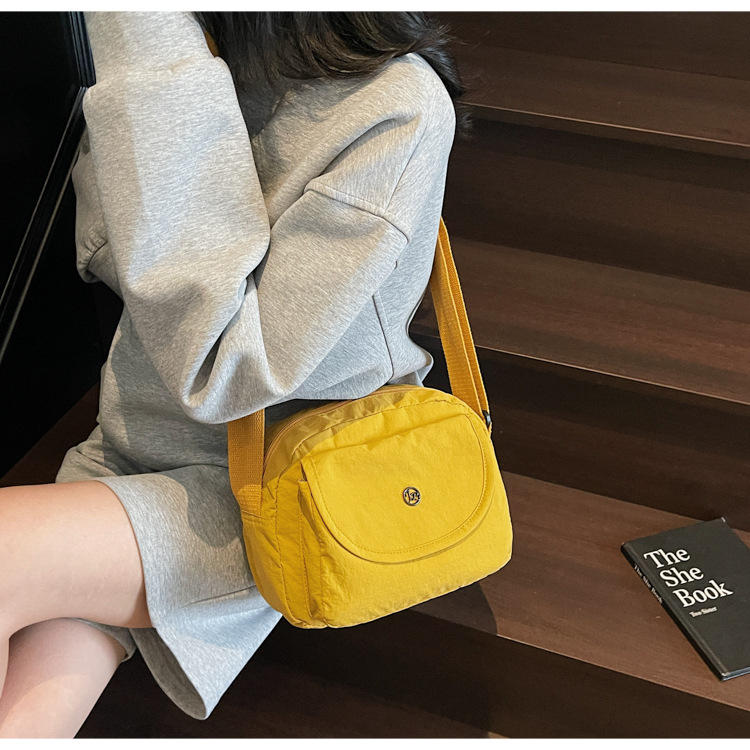 2025 New stylish, lightweight and casual crossbody bag, large-capacity student travel and outing single-shoulder bag, versatile mobile phone bag details Picture