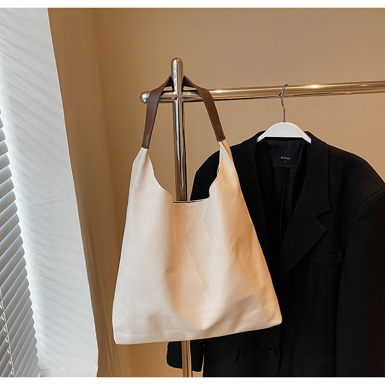 Korean alphabet large-capacity underarm bag, artistic, laid-back and high-end, single-shoulder bag, fashionable, casual and versatile handbag Application Scenario
