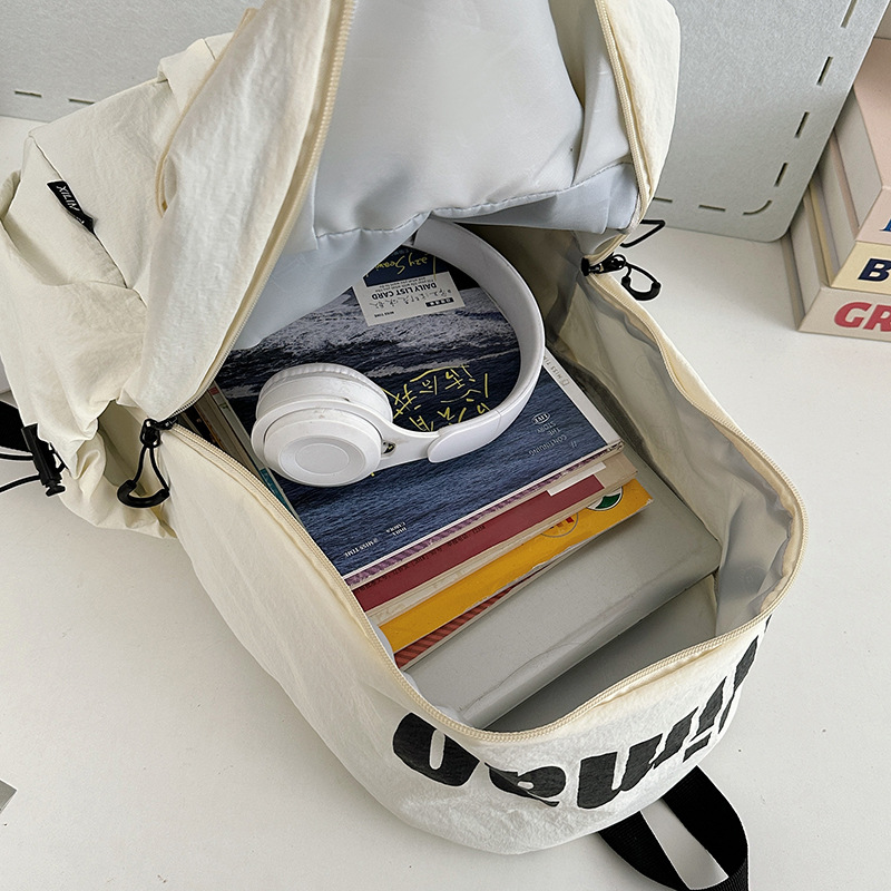 A new Japanese letter-style backpack for junior and senior high school students, which is casual, simple, lightweight, versatile and has a large capacity Application Scenario