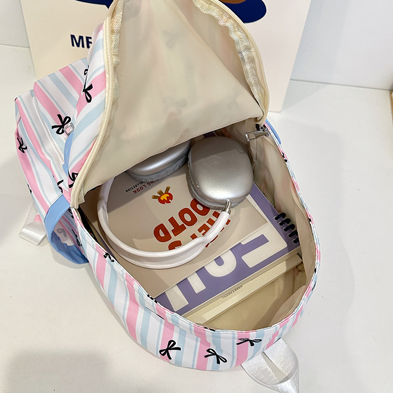 A new high-appeal checkered letter style cute backpack for women's casual commuting, lightweight and versatile, with a large capacity Application Scenario