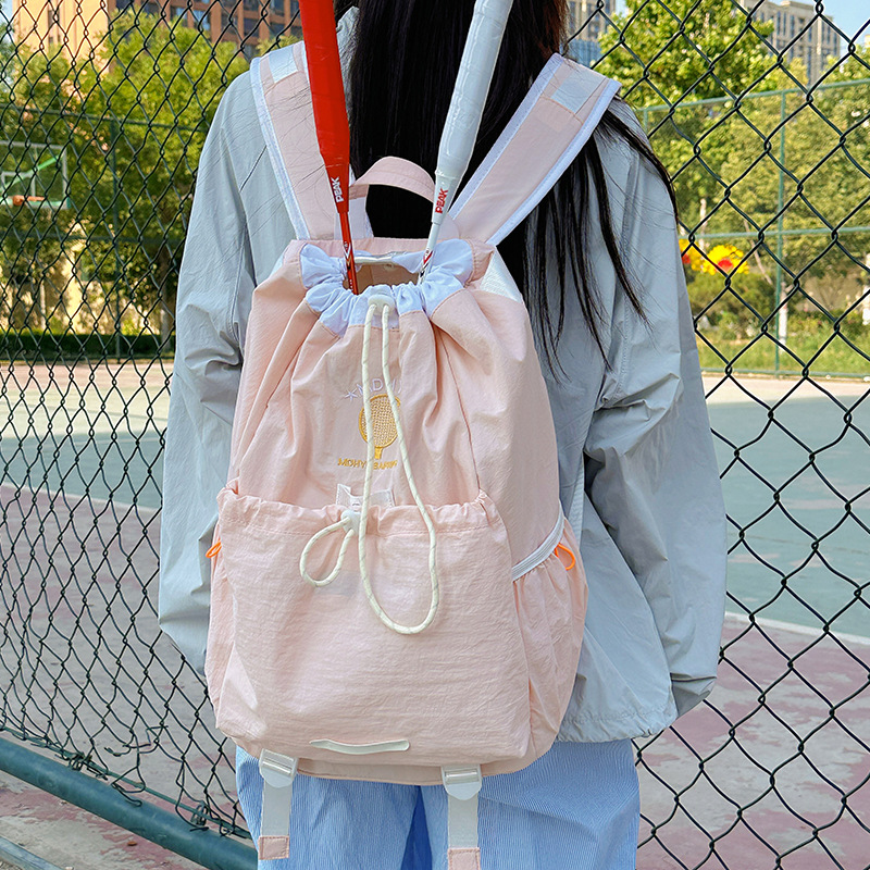 A new high-appearure-level forest-themed ins fresh and sweet drawstring drawstring badminton backpack for women, a color-matched lightweight backpack full figure