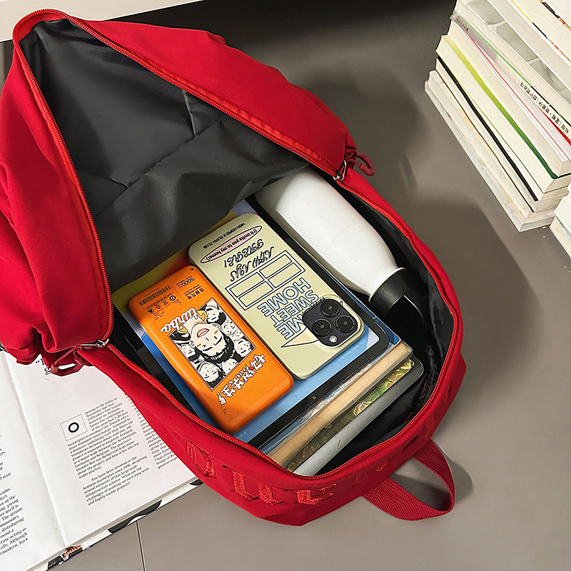 A new Korean-style ins high-appearation-level solid color simple backpack for couples, a lightweight travel and mountain climbing backpack with large capacity Application Scenario