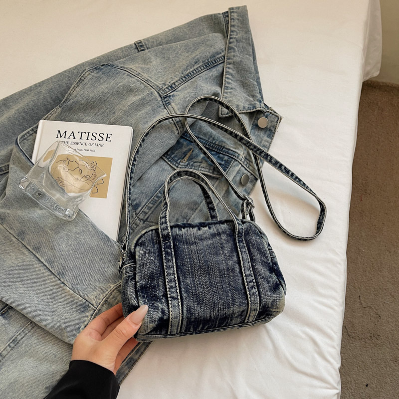 This new high-appeal, stylish Hong Kong trend brand denim bag is a casual, simple, versatile and lightweight crossbody bag for women Specification drawing