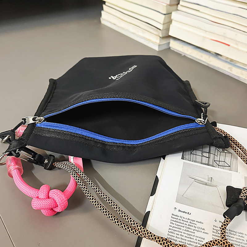 A new lightweight outdoor mountain sports single-shoulder bag with a high aesthetic level, featuring contrasting colors for men and women, and a lightweight commuting crossbody bag Application Scenario