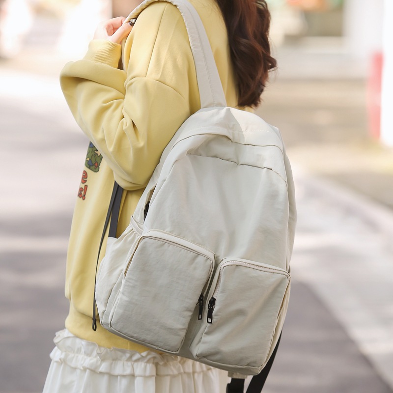 A new and niche backpack that is fashionable and versatile for women, a large-capacity backpack for college students, and a Korean-style casual and lightweight travel bag full figure