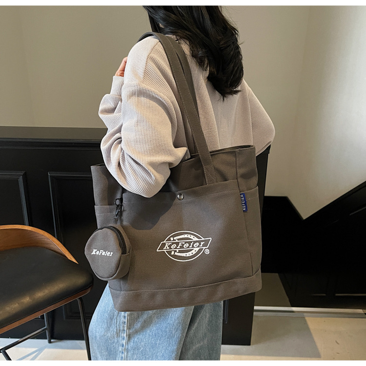 The 2025 new casual large-capacity tote bag is a simple and versatile single-shoulder bag for commuting and for college students attending classes details Picture