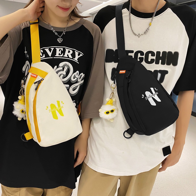 A new Korean ins workwear style off-the-shoulder bag for couples, a lightweight mountaineering and travel crossbody bag full figure