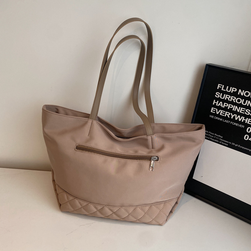 A fashionable and stylish large-capacity casual bag for women, a simple and versatile single-shoulder tote bag for spring 2025 Application Scenario