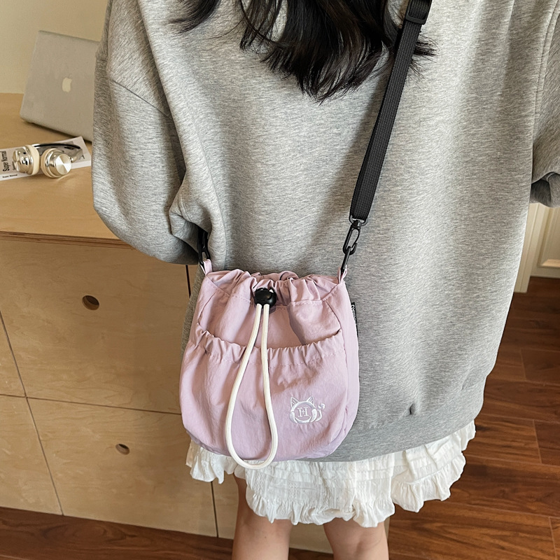 A new high-quality solid-color pleated drawstring bag with a drawstring opening from Korean Instagram, a lightweight tote bag for women's shopping and travel full figure