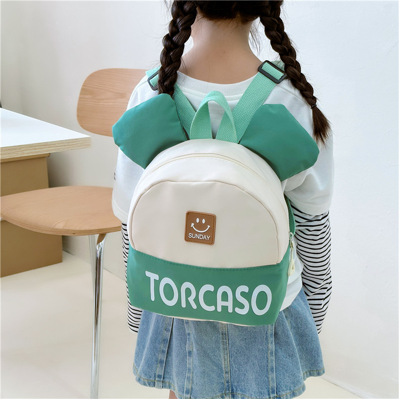 Korean children's color-blocking schoolbags for winter, new lightweight letter backpacks, cool boys and girls, kindergarten backpack trend Application Scenario