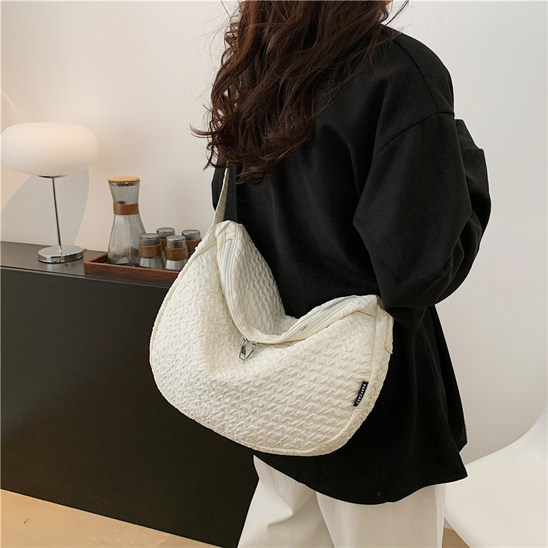 The laid-back and simple Tote crossbody bag for women is a new spring 2025 casual solid color artistic style single-shoulder crossbody bag full figure