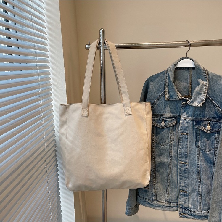 A new 2025 simple and fashionable large-capacity canvas bag, a Korean-style casual single-shoulder bag, a lightweight and niche handbag for commuting Application Scenario
