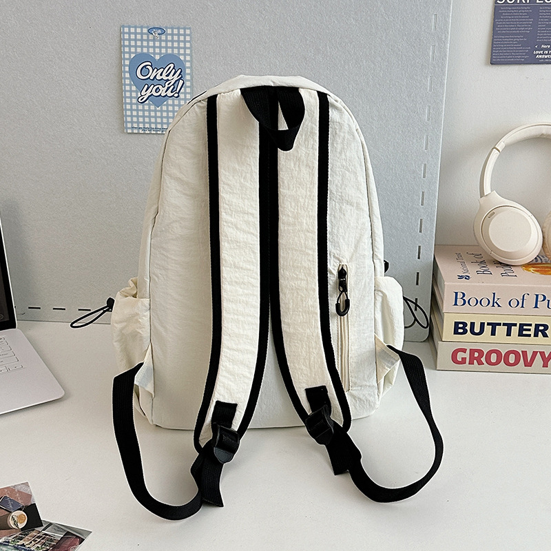 A new Japanese letter-style backpack for junior and senior high school students, which is casual, simple, lightweight, versatile and has a large capacity Specification drawing