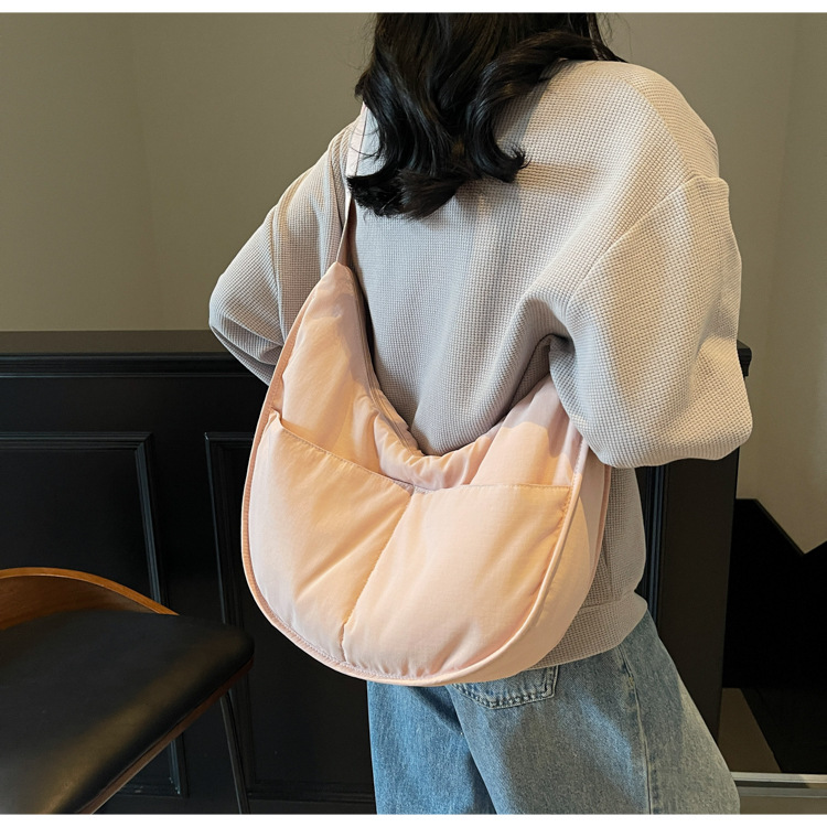 A niche Japanese ins crossbody bag with a large capacity, a casual dumpling bag, a simple and versatile new commuter single-shoulder tote bag full figure