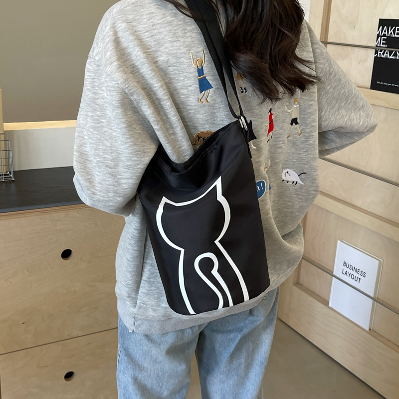 Cute cat crossbody bag, women's lightweight canvas bucket bag, 2024 new summer casual and versatile student single-shoulder bag details Picture