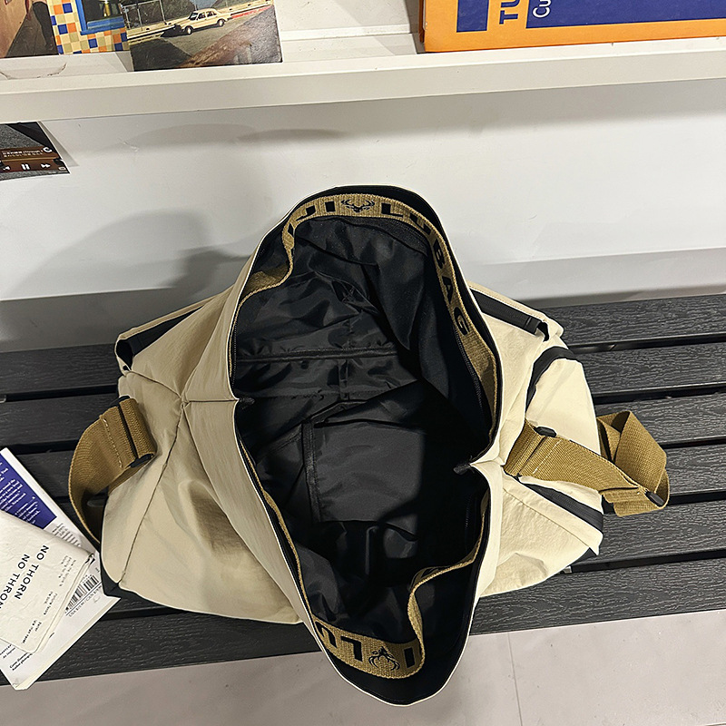 Japanese-style trendy workwear style large-capacity couple casual travel single-shoulder bag, dry and wet separation sports and fitness crossbody bag Application Scenario