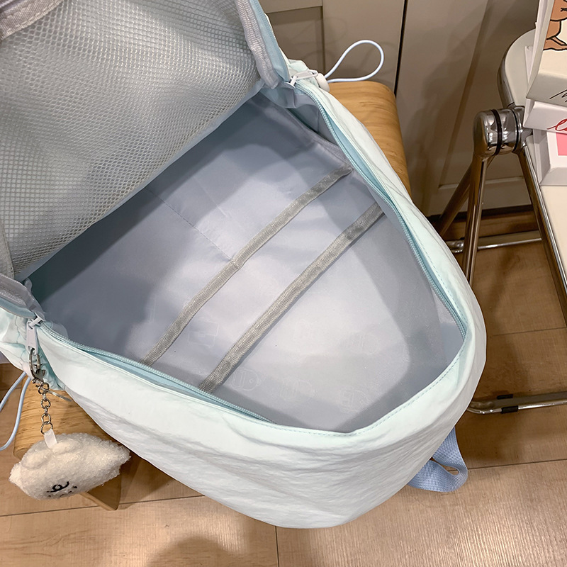 A fresh and simple solid-color schoolbag for female college students, a versatile backpack with high appearance standards, a simple and lightweight travel backpack for study Tours Application Scenario