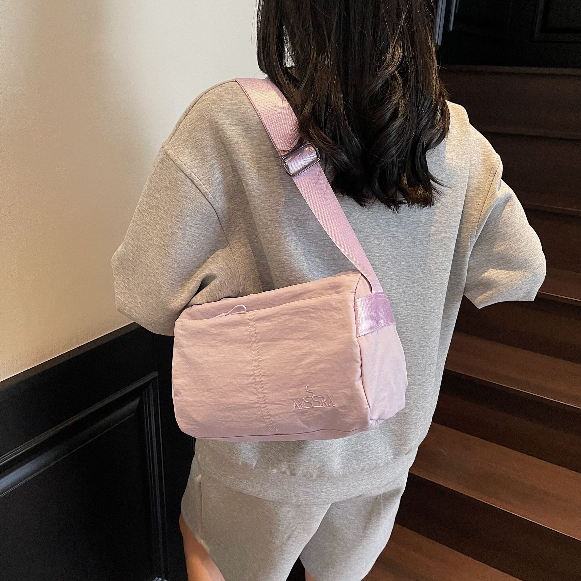 The new Korean version of the simple crossbody bag, tote bag, casual, light, commuting, fashionable and versatile, large-capacity crossbody bag details Picture