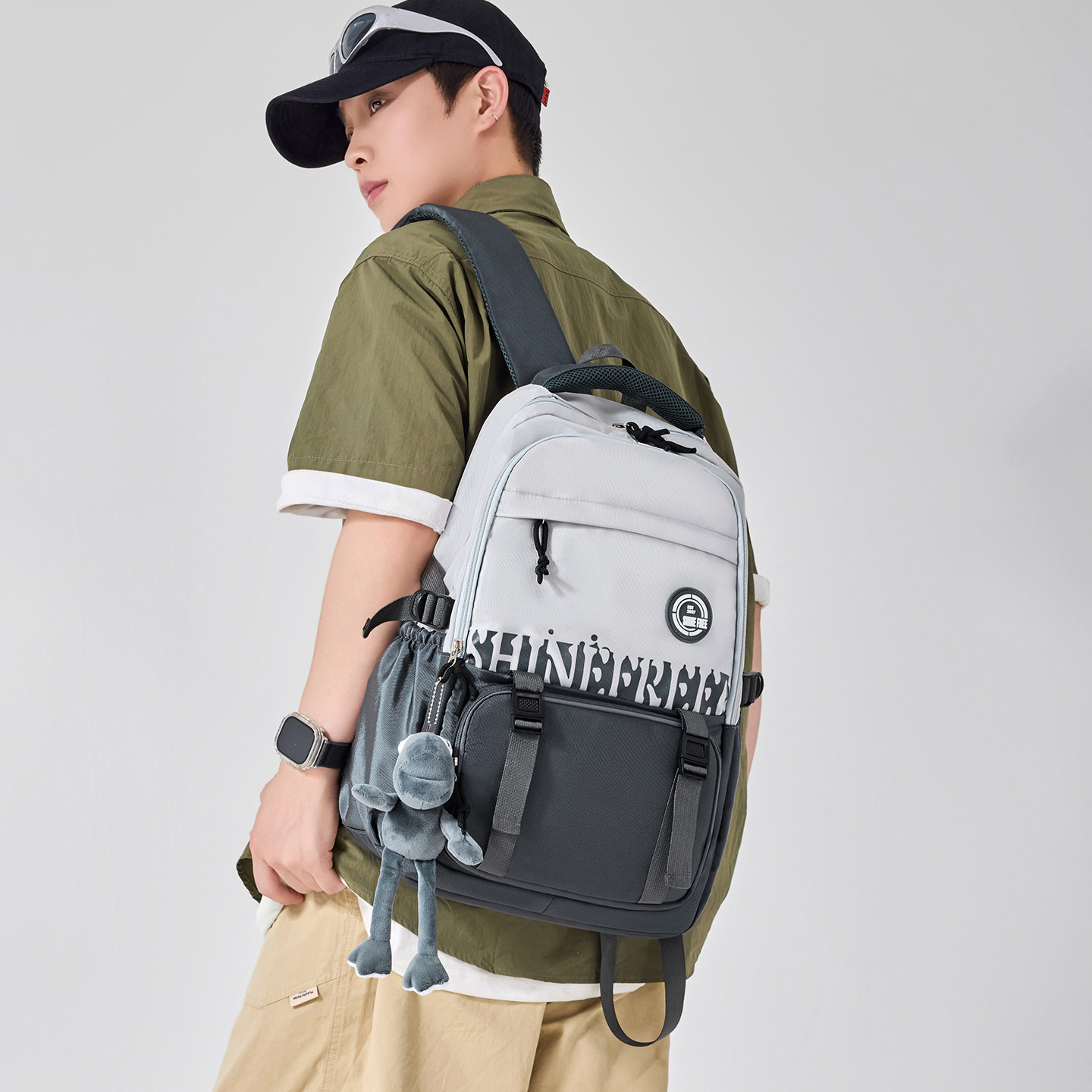 The new large-capacity backpacks for junior high school and college students are versatile and can reduce the burden on primary and high school students full figure