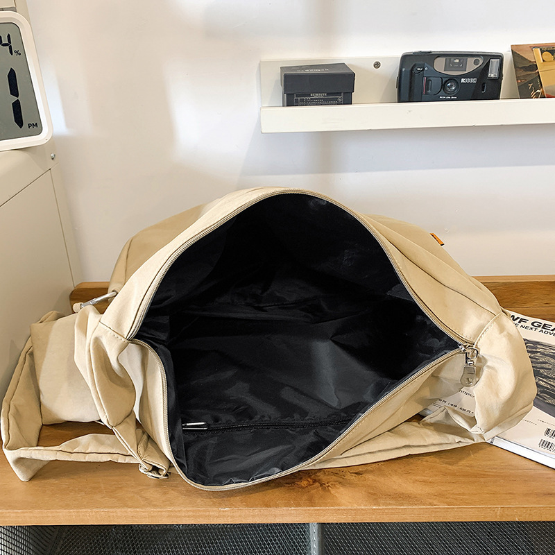 2025 New Hong Kong style cool motorcycle, mobile phone, loose change crossbody bag, men's and women's commuting single-shoulder crossbody bag, sports crossbody bag Application Scenario