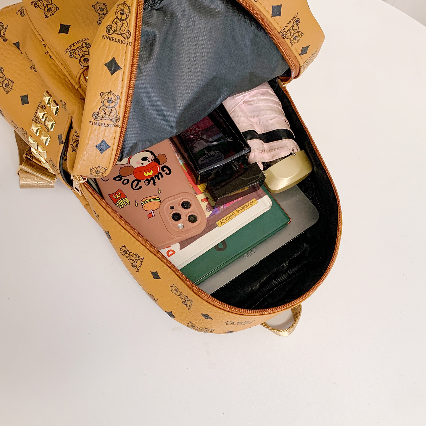 A new high-appearancy-level macaron-colored cute bear mini backpack from the Korean version of Instagram, a lightweight shopping backpack for women Application Scenario