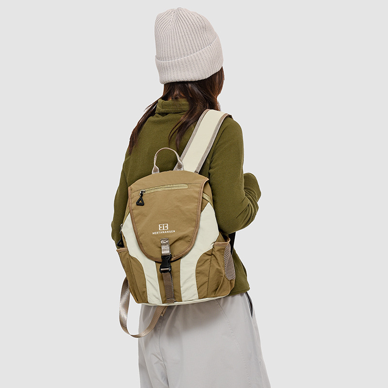 2025 New high-end large-capacity backpack, fashionable and lightweight backpack, casual, simple and versatile outdoor travel bag full figure