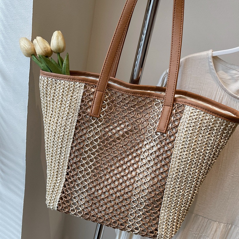A new, high-end Bohemian-style seaside vacation tote bag for women with a laid-back and artistic style grid weave Application Scenario