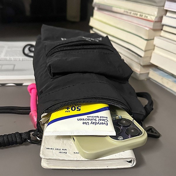 A new high-appeal, fresh and sweet candy-colored backpack from mountain series Instagram, a lightweight and simple travel crossbody bag Application Scenario