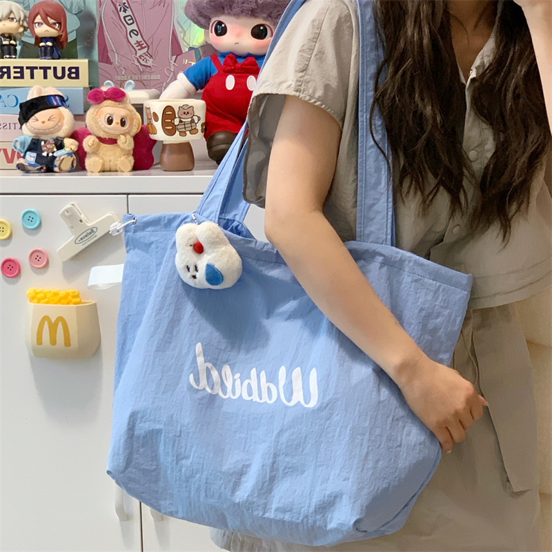A high-appeal single-shoulder bag with a high level of appearance in the Korean ins style, suitable for students. It is a large-capacity, lightweight, casual and commuting tote bag printed with a logo details Picture