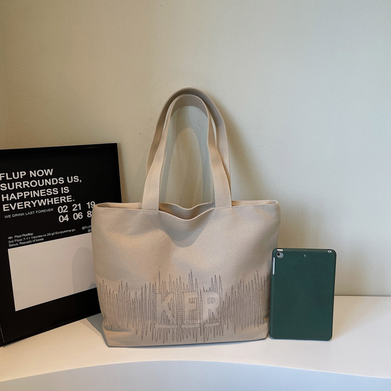 New large-capacity casual single-shoulder bag, versatile and fashionable underarm bag, simple and retro, beautiful commuting tote bag for going out Application Scenario