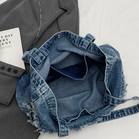 A new 2024 Harajuku style fashionable large-capacity commuter tote bag for women, a niche washable denim canvas bag from South Korea Application Scenario