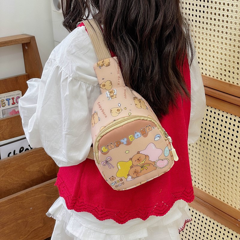 2025 New children's bags: Cartoon and cute boys and girls' chest bag, Capibara Capybara print children's crossbody bag Application Scenario