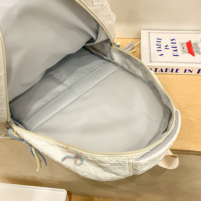 New niche design, high appearance level, Japanese-style versatile schoolbag for girls, large capacity, fresh bow, casual backpack Application Scenario
