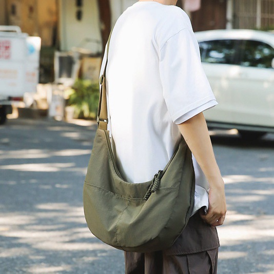 Crossbody bag for men, nylon, lightweight, street trend, casual, dumpling bag for students, new fashionable single-shoulder bag for men full figure