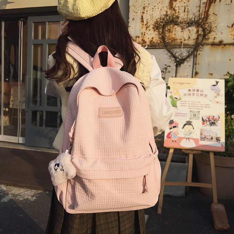 The new schoolbag is a simple and lightweight backpack for primary school students in grades three to six with a high level of appearance and a sweet style full figure