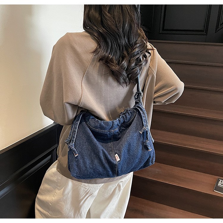 The 2025 new design large-capacity retro single-shoulder bag with a laid-back and artistic style is a versatile tote bag for college students attending classes details Picture