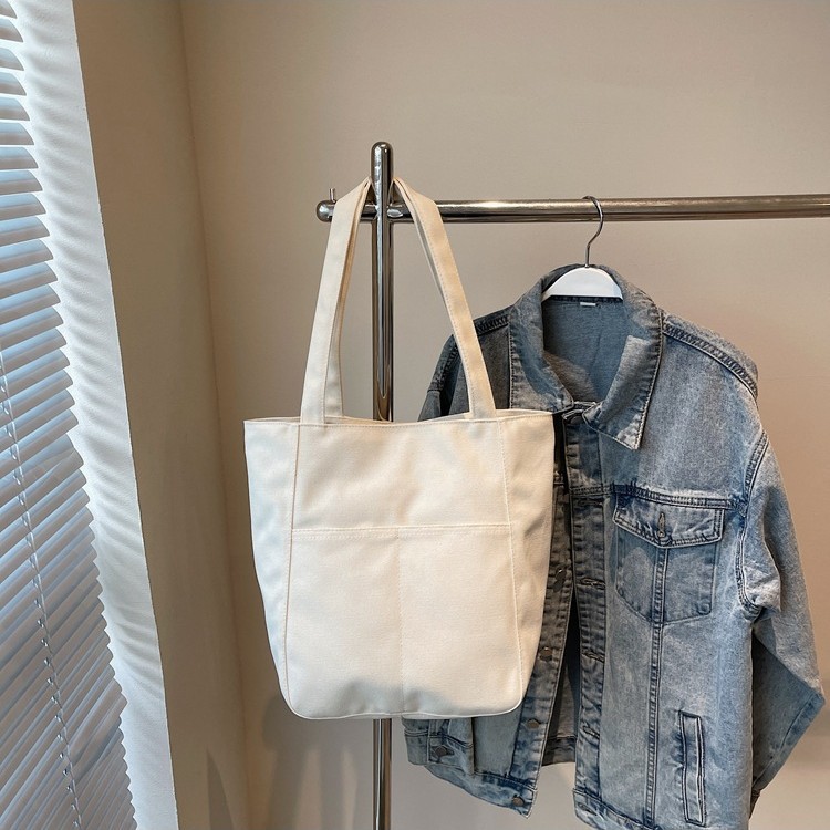 2025 New Korean InS-style simple canvas bag, large-capacity bucket bag, casual and versatile student single-shoulder bag Application Scenario