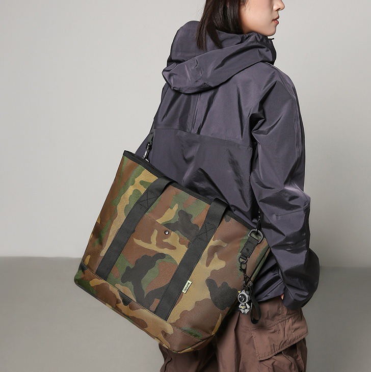 Camouflage large-capacity bag for men, 2024 new commuter tote bag, workwear-style handbag, travel single-shoulder crossbody bag full figure